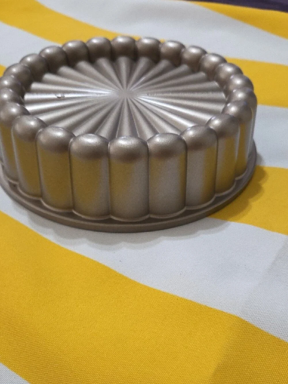 New Without Tags Nordic Ware Metallic Pearl Charlotte Cake Pan in Champagne